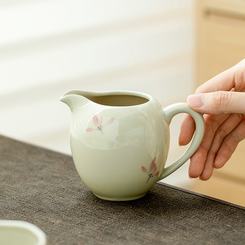 观策器隐草木灰纯手绘粉兰花公道杯带把公杯分茶器不烫手陶瓷茶具