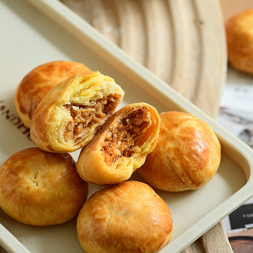 肉松椰蓉夹心酥饼酥香解馋必备