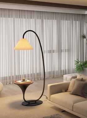 中世纪风格落地灯搁架集成客厅沙发侧咖啡桌法式覆古气氛织物垂直