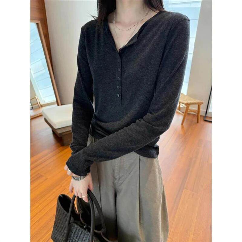 1孔雀服饰灰色时尚纽扣纯色长袖T恤女秋季休闲百搭显瘦打底衫上衣