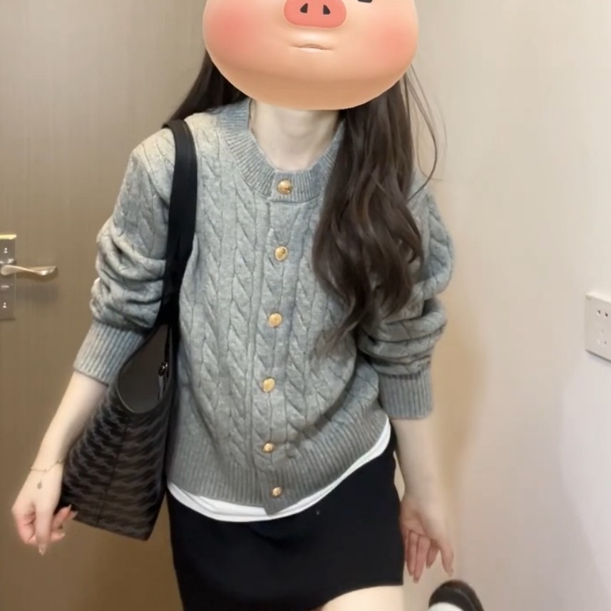 灰色短款圆领麻花毛衣女早秋新款软糯学院风宽松针织开衫外套上衣