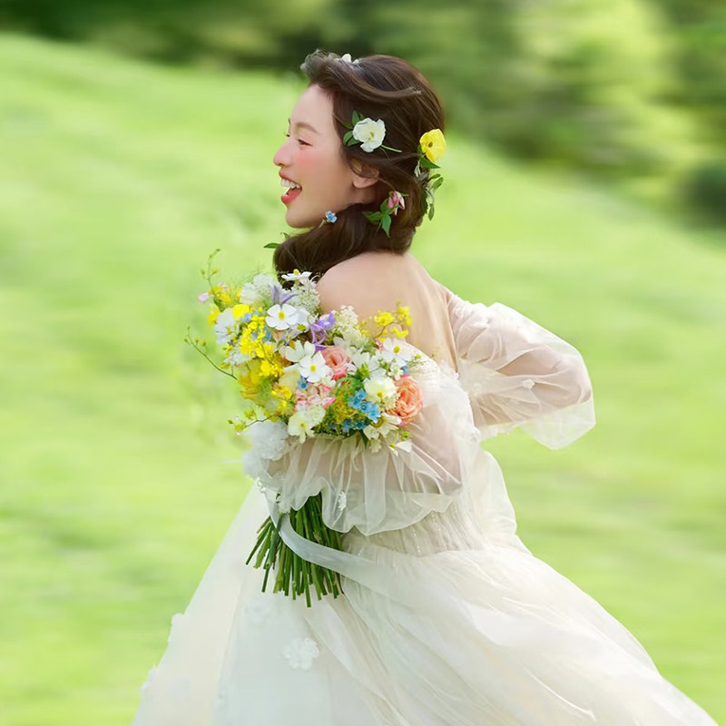 草坪婚纱照外景拍摄道具碎花草背景布森系手捧花混色搭配仿真花束