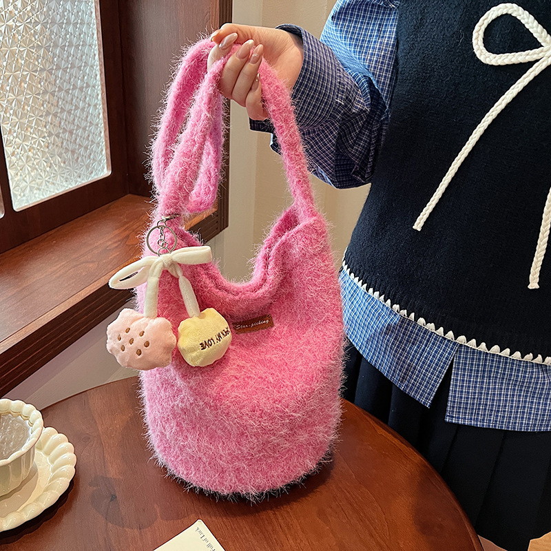 巨好看斜挎包秋冬季设计毛绒