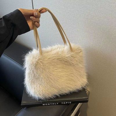 搭配黑色大衣包包秋冬毛绒狐狸毛