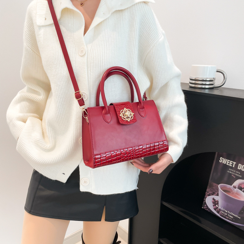 红色斜挎包冬纯色休闲新款斜挎