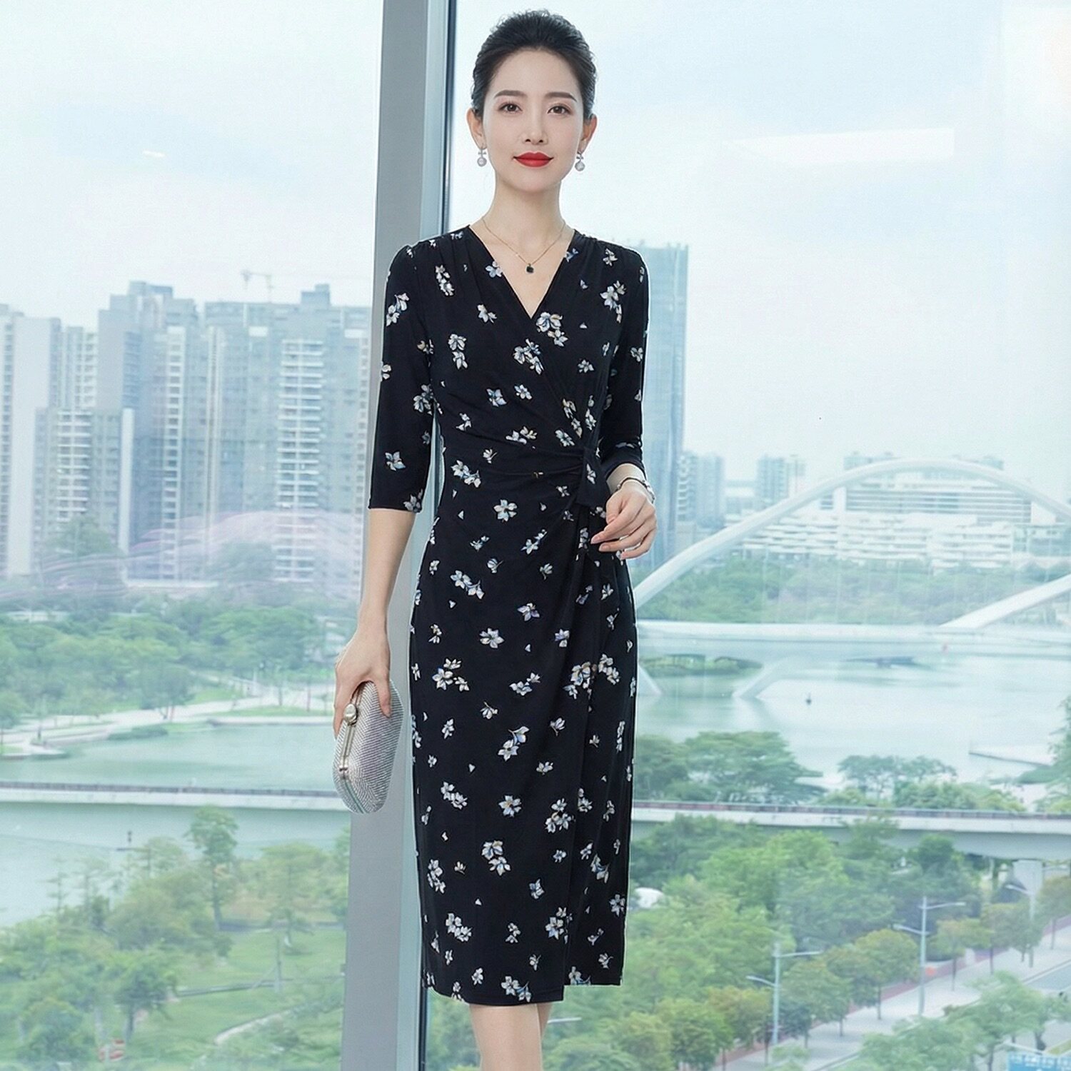 法式优雅V领碎花连衣裙女黑色收腰显瘦中长裙春夏天中年妈妈裙子