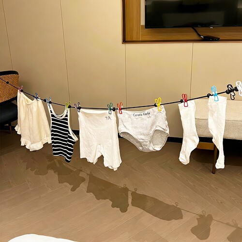 带娃旅行专用免打孔伸缩晾衣绳