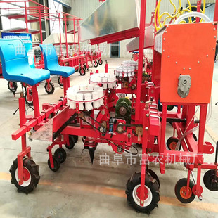 甜玉米秧苗澆水移栽機拖拉機懸掛于該產(chǎn)品牽引帶動移栽機工作