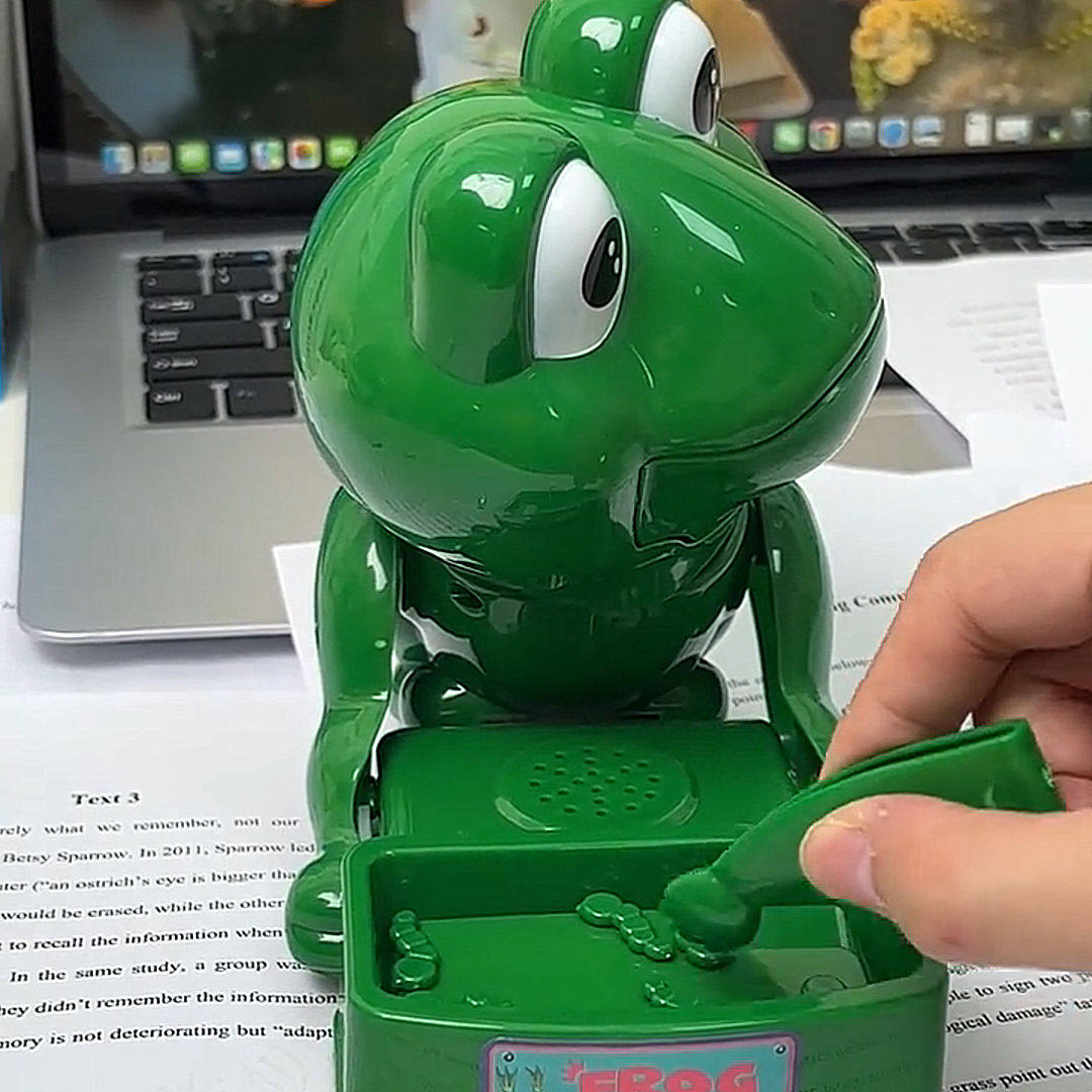 青蛙整蛊玩具偷青蛙卵子偷恶犬骨头咬手指吓人整蛊亲自互动创意