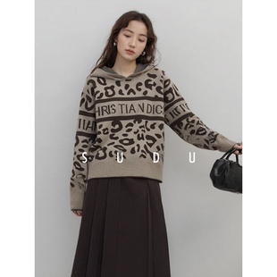 SUDU素都2026春秋豹纹字母烫钻抽绳通勤时尚 慵懒风连帽针织毛衣女