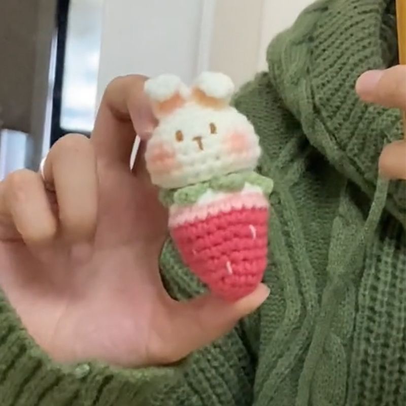 极速戚薇同款手工编织兔兔草莓钥匙扣挂件diyQ材料包自制毛线送女