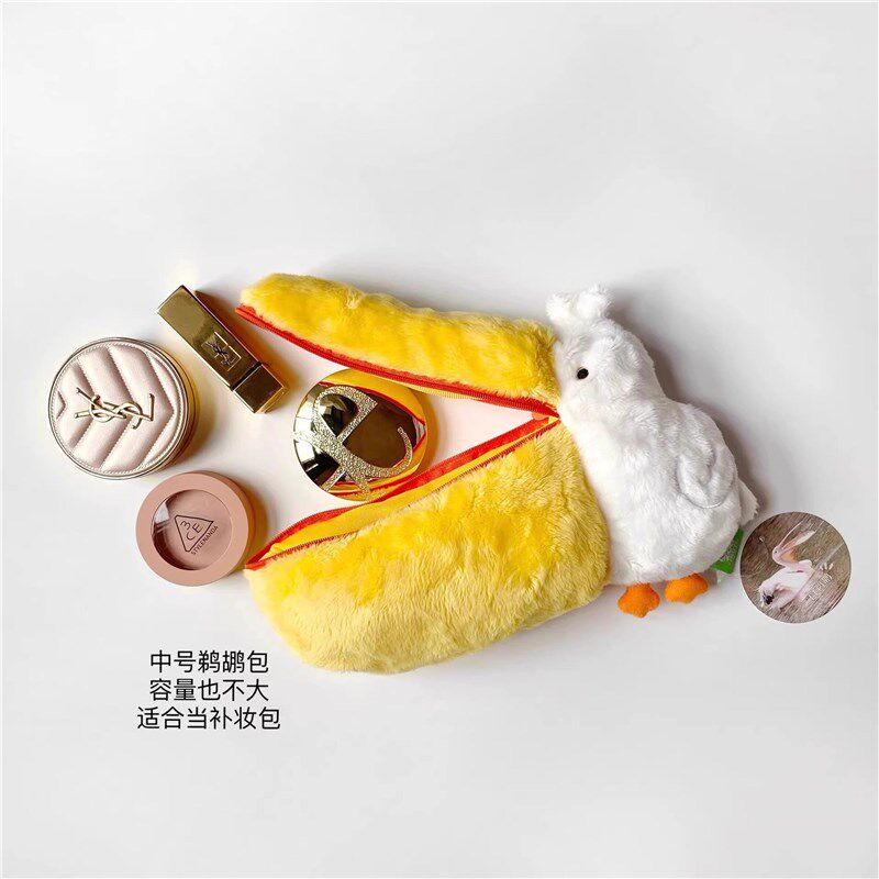 可爱鹈鹕公仔相机包女化t妆包毛绒耳机零钱收纳包迷你旅行随身包