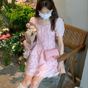 约会短袖 2025年夏季 短袖 新款 连衣裙 洛丽塔甜美碎花方领收腰泡泡袖