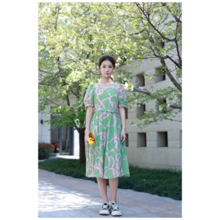 夏日会在晚餐后绿粉涂鸦印花早夏束腰本布腰带显瘦长款短袖连衣裙