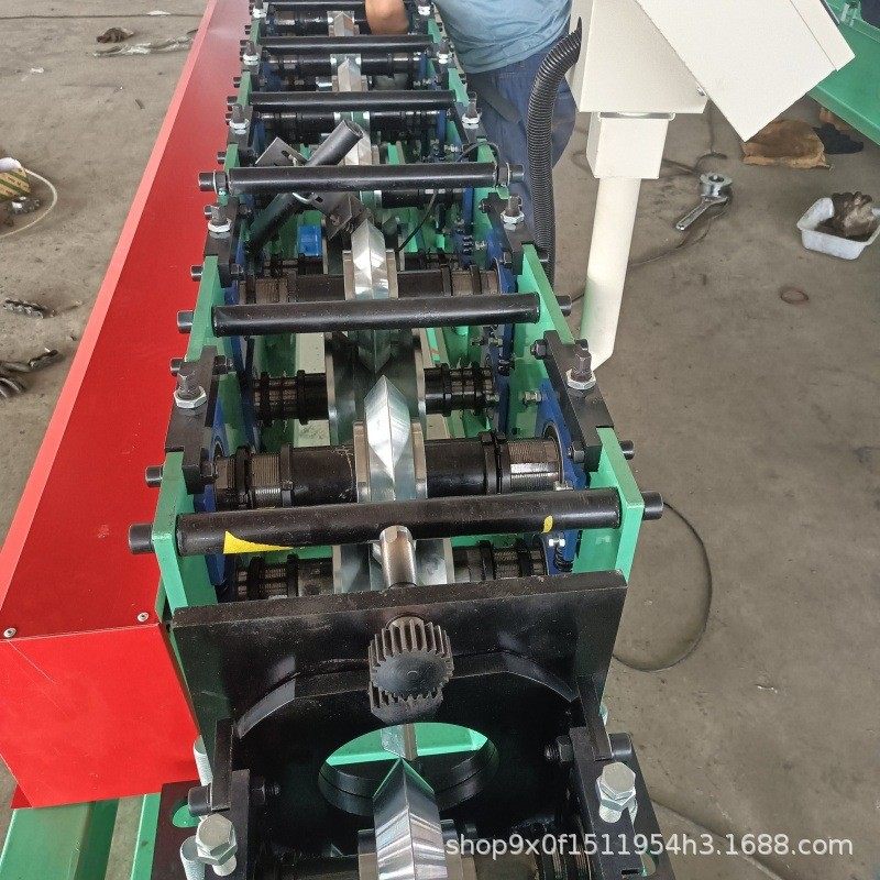 不等边角铁冲孔成型机 全自动角钢机器框架边框设备 三角铁生产线,五金/工具,其他机械五金,淘宝优惠券,粉丝福利购,淘宝优惠卷