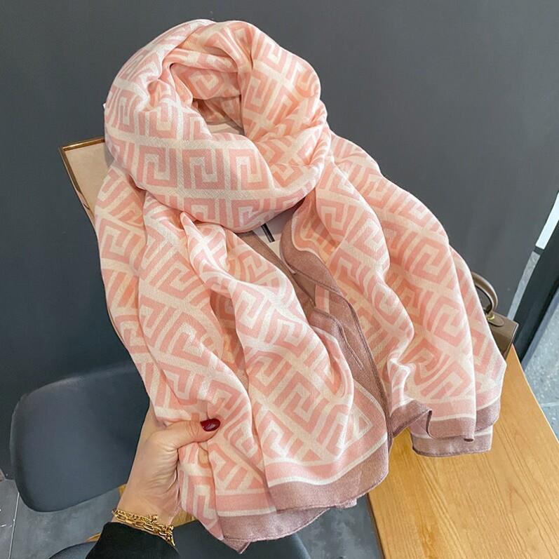 上海故事丝巾女2026新款春秋薄款粉色棉麻围巾时尚旅游防晒沙滩巾
