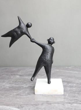 现代简约抽象拉手人物桌面摆件客厅电视柜样板房玄关家居软装饰品