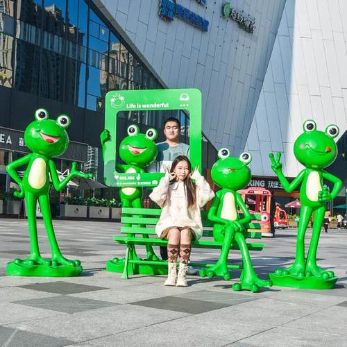 户外卡通青蛙玻璃钢雕塑牛蛙店模型美陈网红打卡装饰相框落地摆件