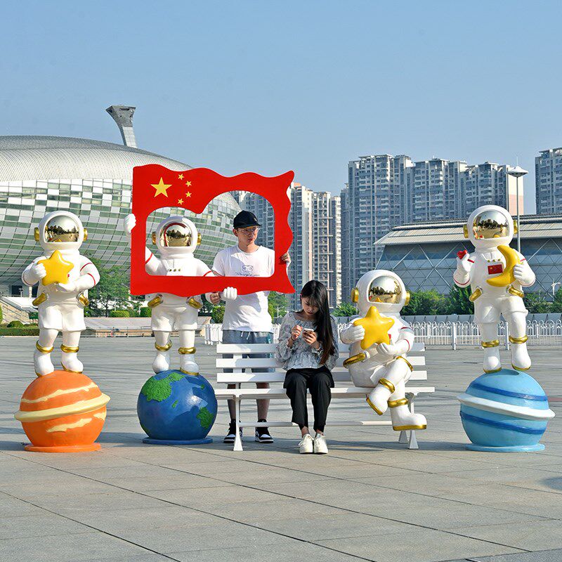宇航员太空人玻璃钢雕塑科技馆航天模型商场景区打卡景观装饰摆件