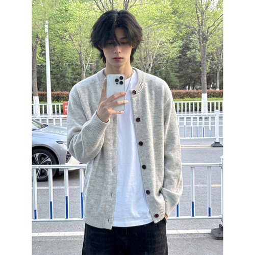 浅灰色复古针织衫男款秋季穿搭