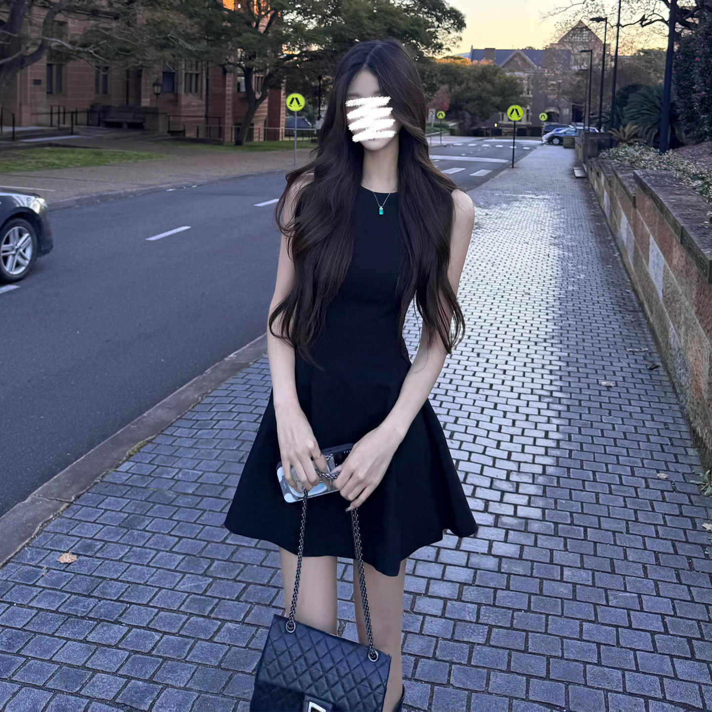 黑色无袖绝美连衣裙女短款高级感显瘦a字漂亮小黑裙子赫本风收腰