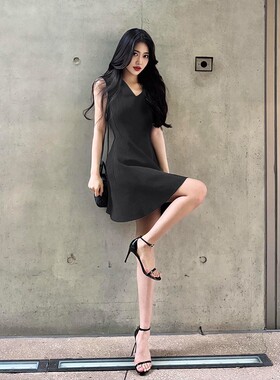 灰色连衣裙女夏日绝美小裙子御姐轻熟气质v领显瘦收腰a字2025新款