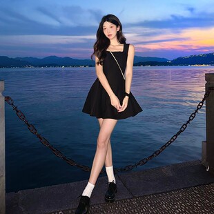 黑色宽肩带吊带连衣裙女高级感显瘦小黑裙子夏季收腰短款2025新款