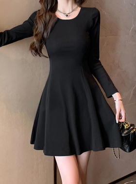 黑色连衣裙女秋冬季短款赫本风长袖裙子冬装特别漂亮高级修身新款