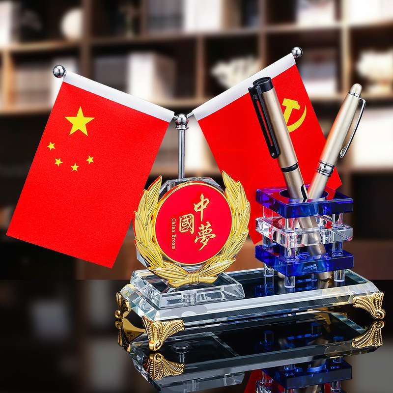 创意车载小红旗仪表台中控台摆件水晶笔筒五星红旗办公桌居家摆件