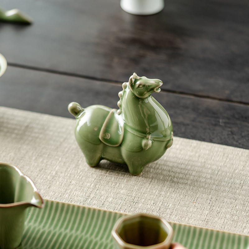 青瓷竹绿釉耀州窑仿唐代飒露紫橄榄青釉小绿马可爱茶宠摆件中式