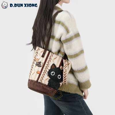 盾盾熊原创百搭休闲便携通勤磁扣大容量女生斜挎手提单肩水桶包