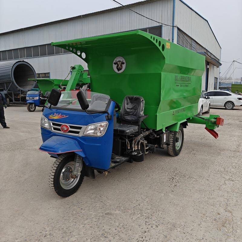 精饲料螺旋撒料车液压刮板牛羊喂料机养殖设备电动投草车