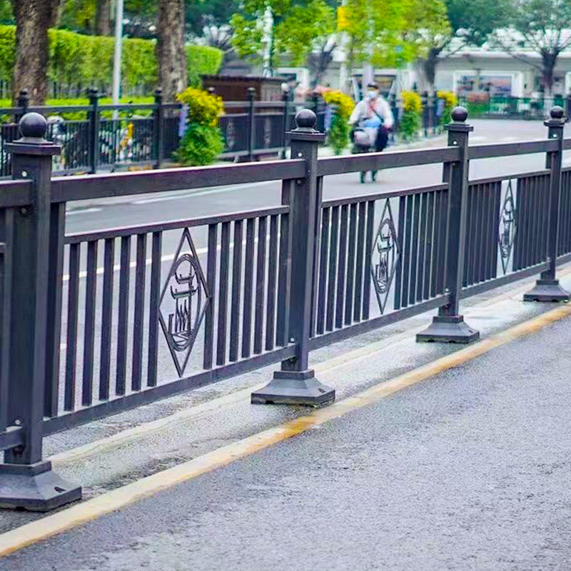 定制道路护栏市政交通围栏公路隔离防撞栏杆锌钢栅栏铁艺围栏工厂图片