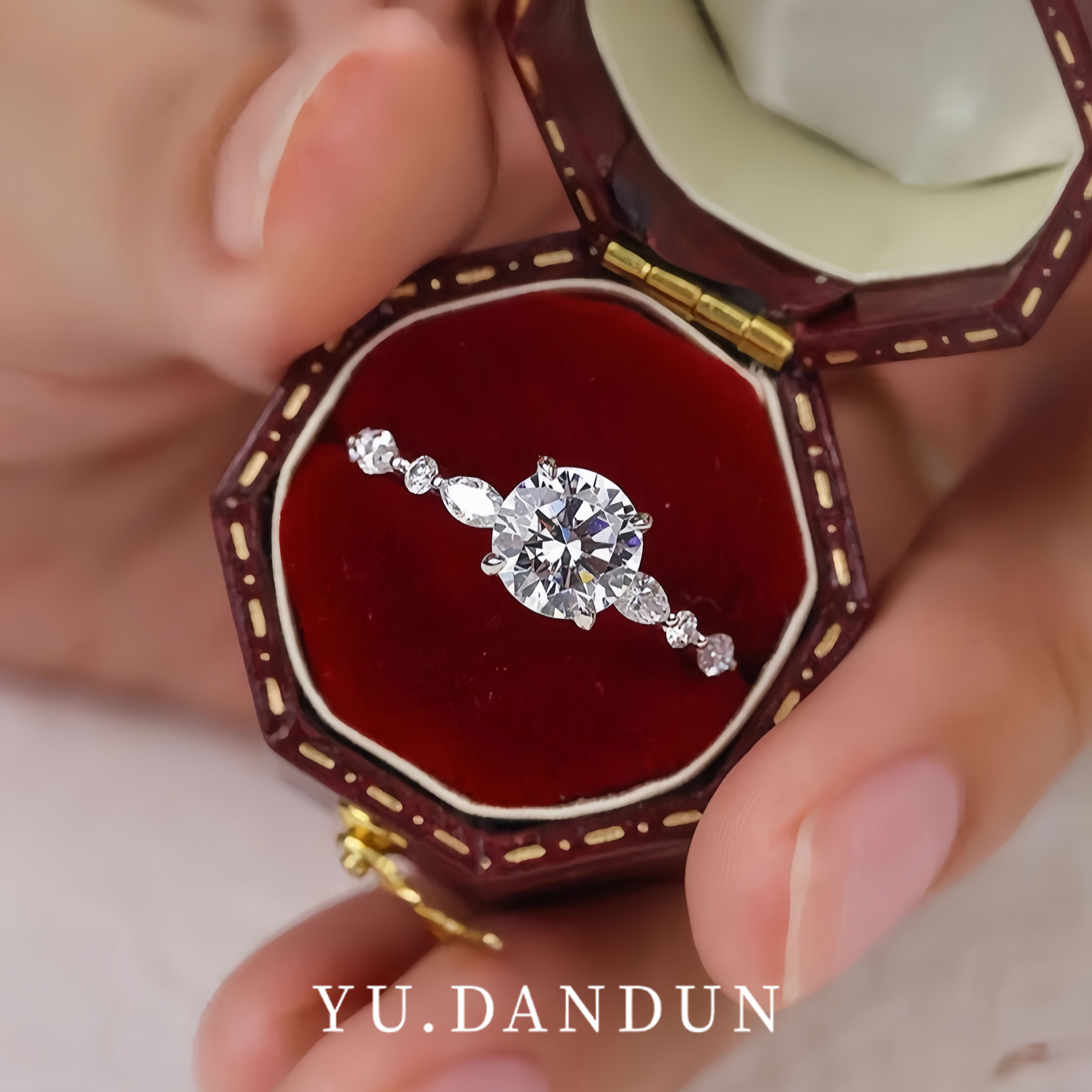 YUDANDUN莫桑戒指90分仿四爪钻戒女轻奢款仿真钻戒指满钻求婚结婚