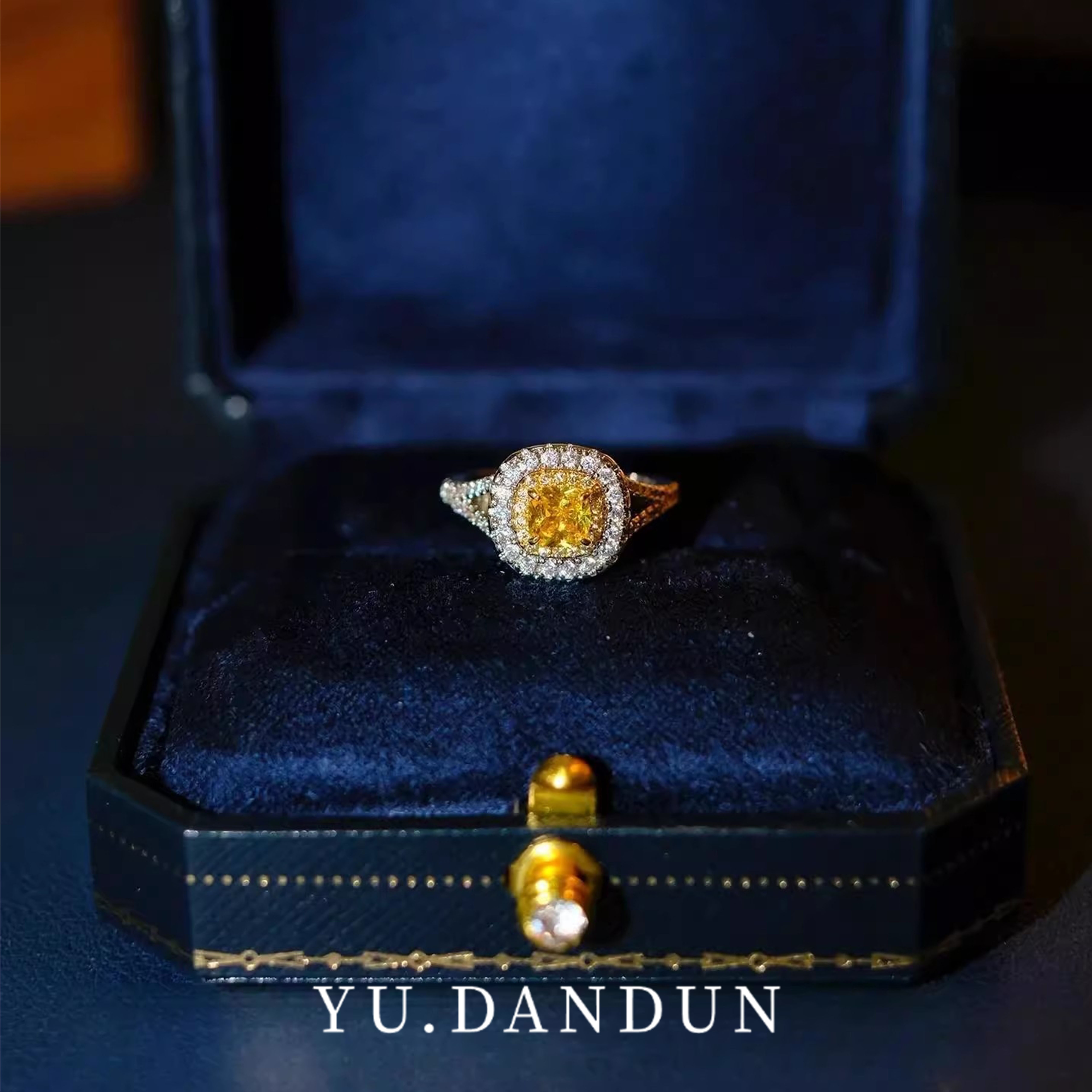 莫桑戒指55主钻双层方形围镶满钻