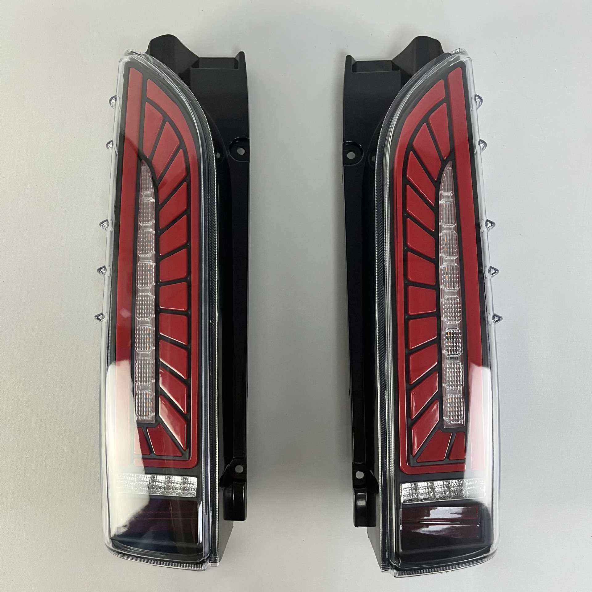 适用于05-18年丰田海狮 HIACE 200系改LED尾灯刹车灯流水转向灯