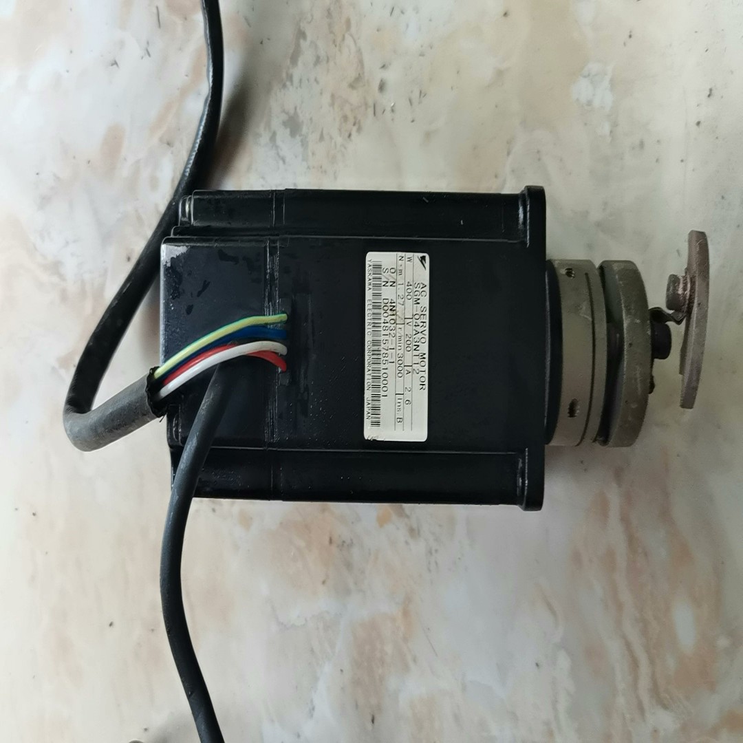 安川伺服电机SGM-04A3NT12，成色如图【博航商行】