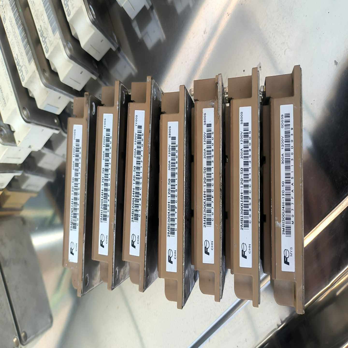 询价~模块2mbi200U4H-120-50，三个2MBI300U