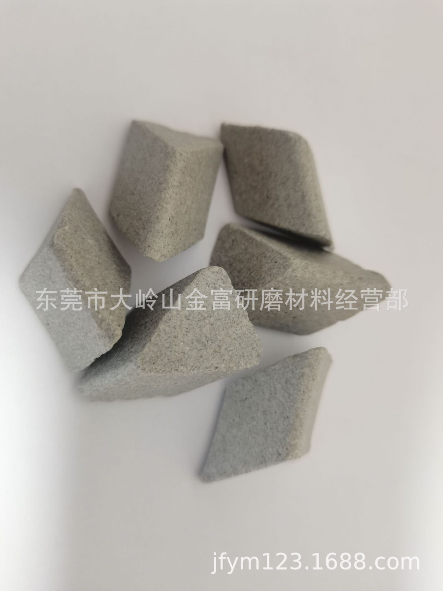 斜三角耐磨研磨石高密度三角研磨石厂家灰色粗磨石