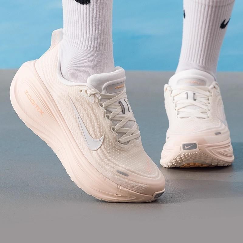 滔搏NIKE耐克女鞋W NIKE VOMERO PLUS运动训练跑步鞋HV8154-801