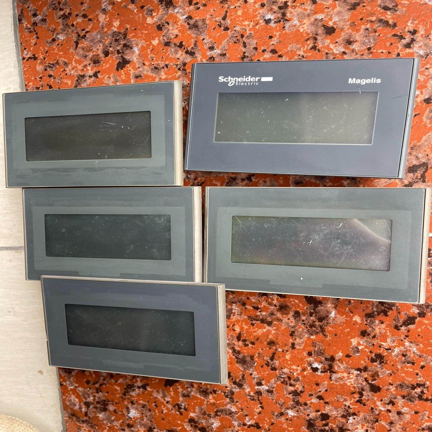 议价施耐德HMISTO511屏幕显示都是有点问题，板没问题的，就