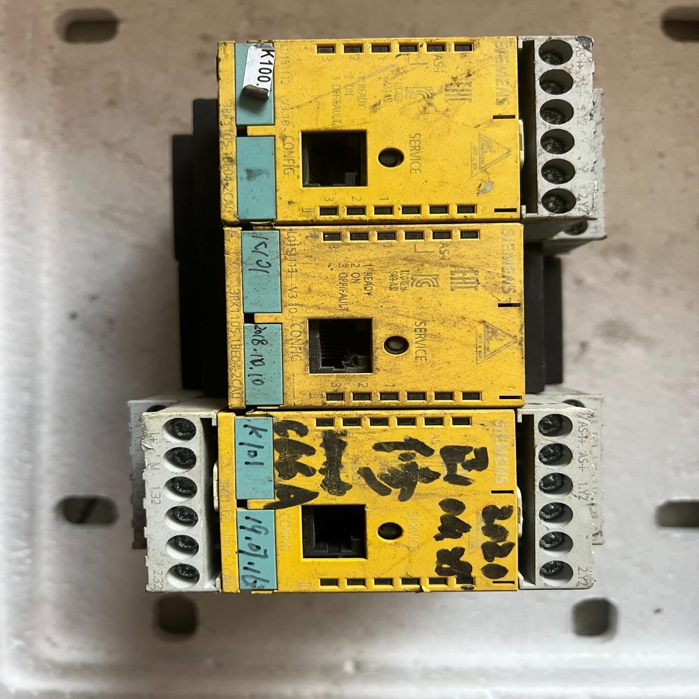 安全继电器3RK1105-1BE04-2CA0成色破烂~询价