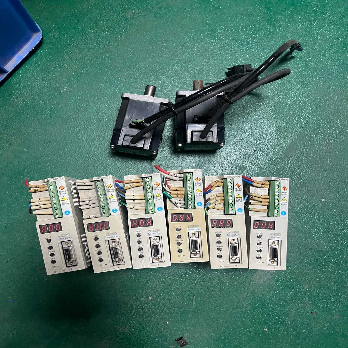 两套完整三菱伺服MR-C20A，共6个驱动器，HC-PQ23【侨报商行】