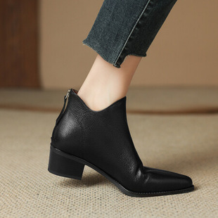 羊皮鞋女真皮软洋气小短靴2025新款秋秋单靴尖头粗跟小码33马丁靴
