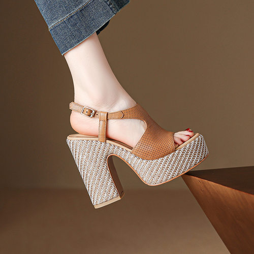 防水台12cm超高跟鞋不累脚女夏真皮一字带粗跟配裙子罗马凉鞋棕色