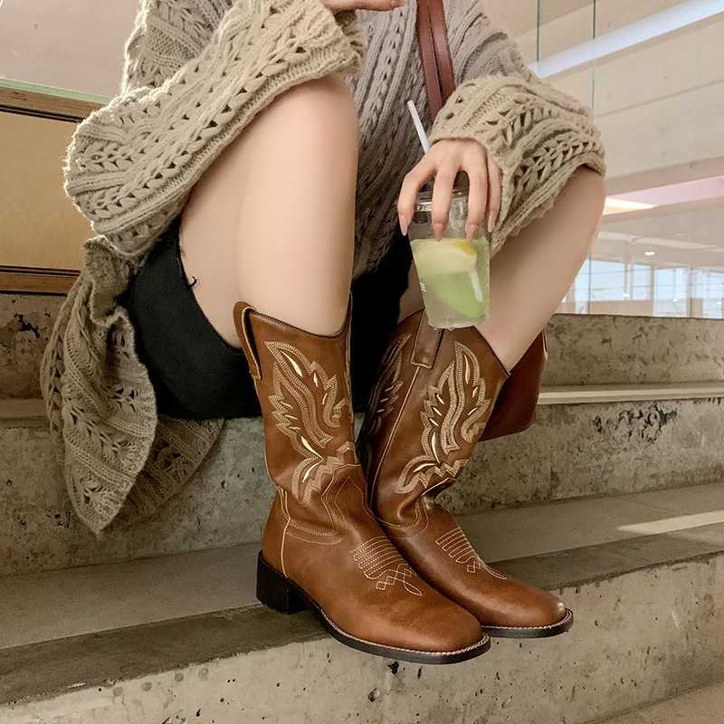 宝藏单品4cm跟高2023超模同款牛皮方头西部靴V口刺绣牛仔靴中筒靴