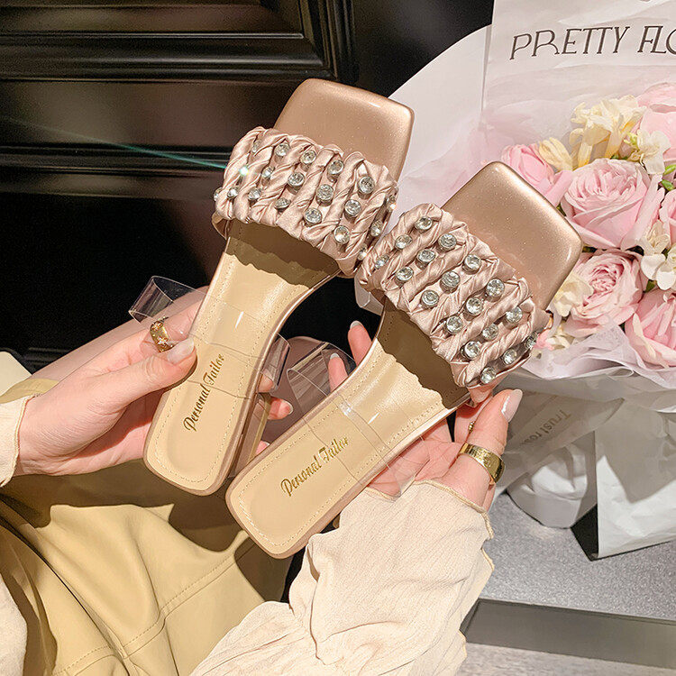 绸缎粗跟水钻凉拖鞋女2023年新款懒人时尚中跟露趾一字拖鞋女外穿