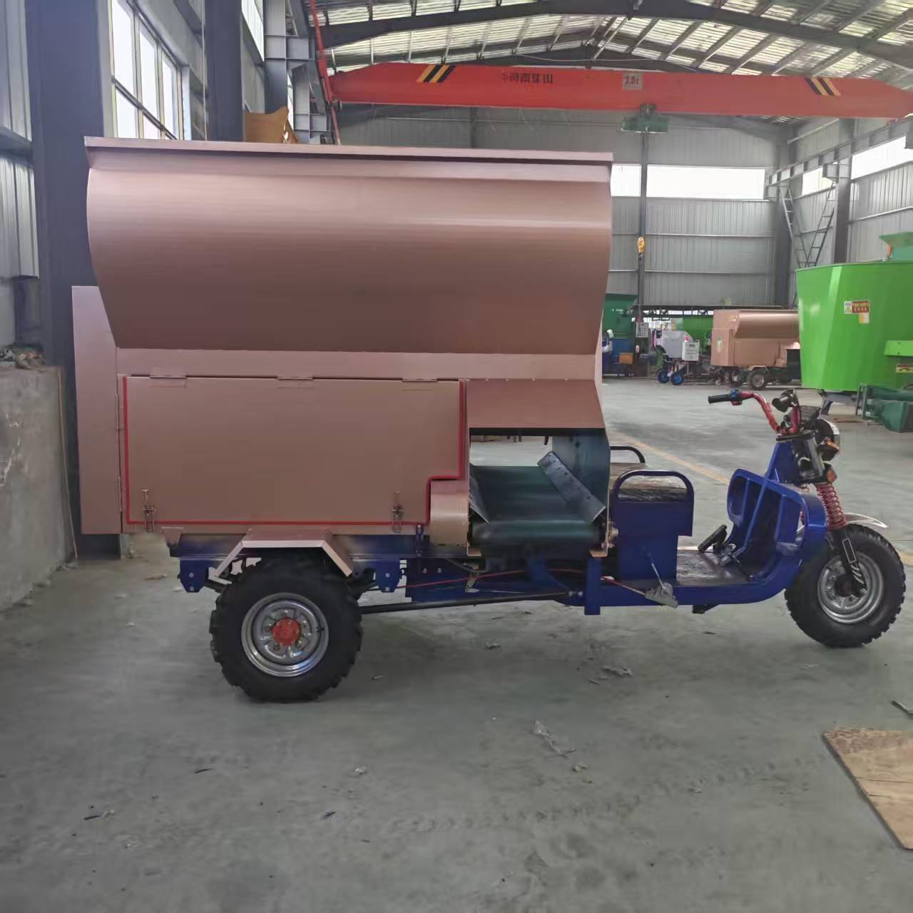 全自动牛羊饲料抛撒车电动绿色运输撒料车养殖场牧场上料机多规