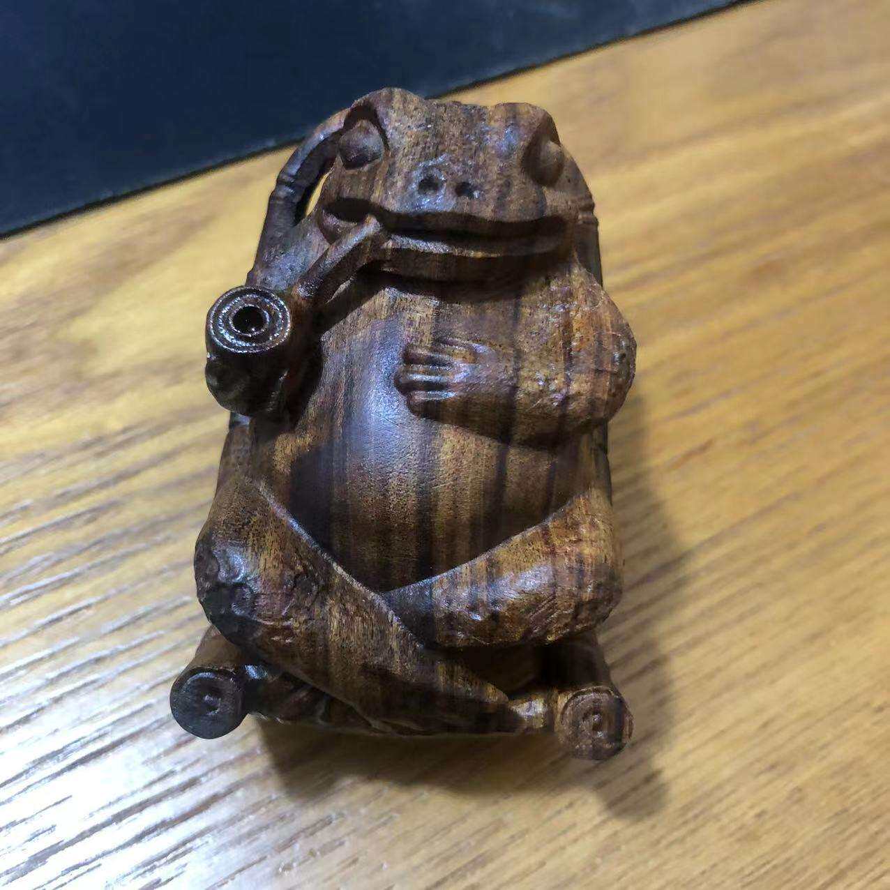 沉香木雕招财蛙工艺品摆件桌面青蛙网红蟾蜍摆摊热卖款手把件送礼