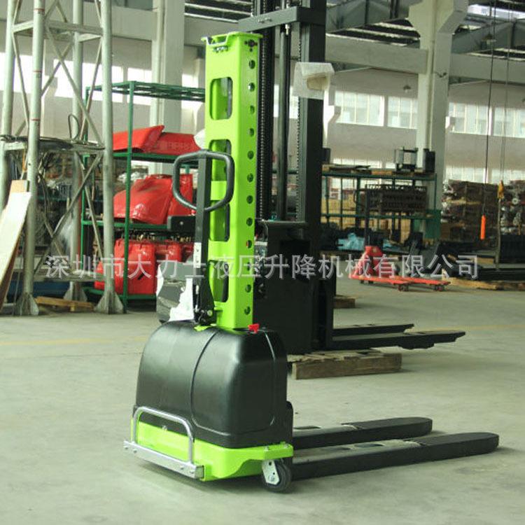 随车自体登高电动叉车700kg便携式电动堆高车半自动提升机堆垛车